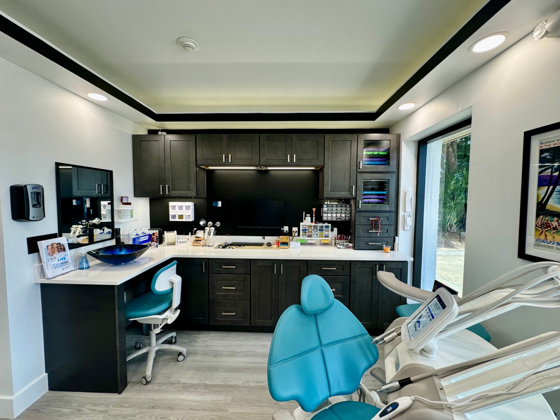 Treatment operatory with teal dental chair and modern technology